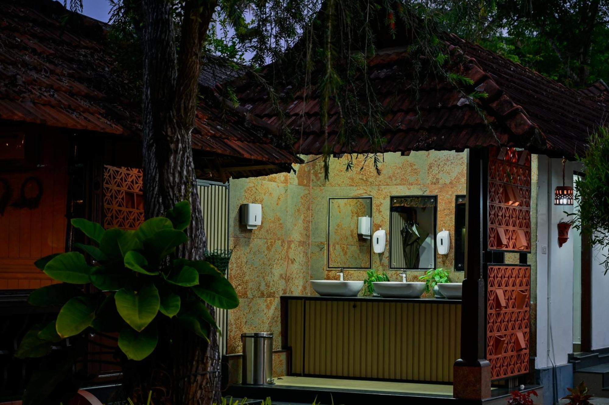 Paradise Heritage Resort Kumarakom Buitenkant foto