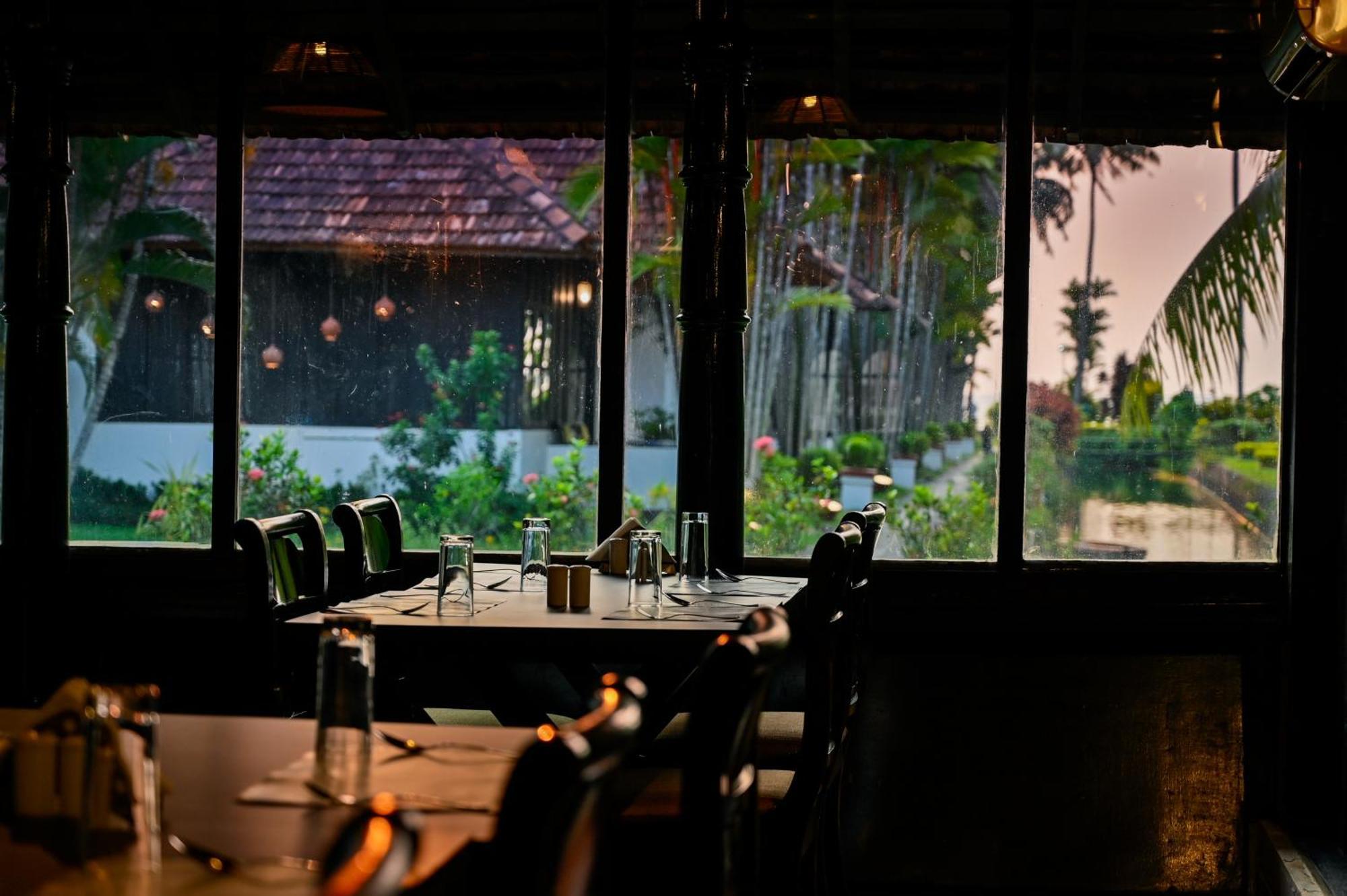 Paradise Heritage Resort Kumarakom Buitenkant foto