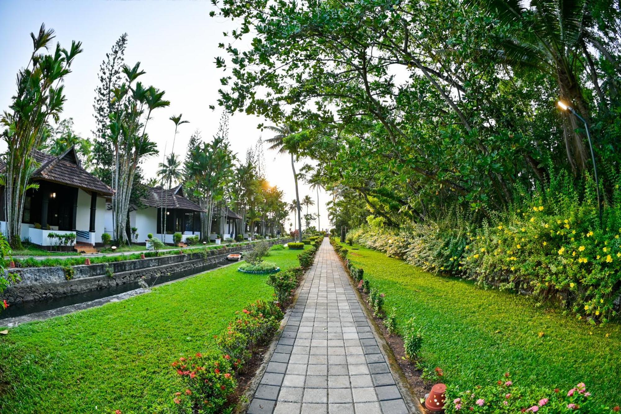 Paradise Heritage Resort Kumarakom Buitenkant foto